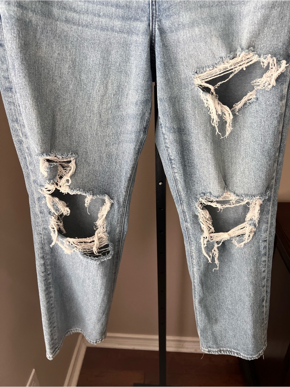 American Eagle Outfitters Light Blue wash ripped  Jeans - Picture 3 of 10
